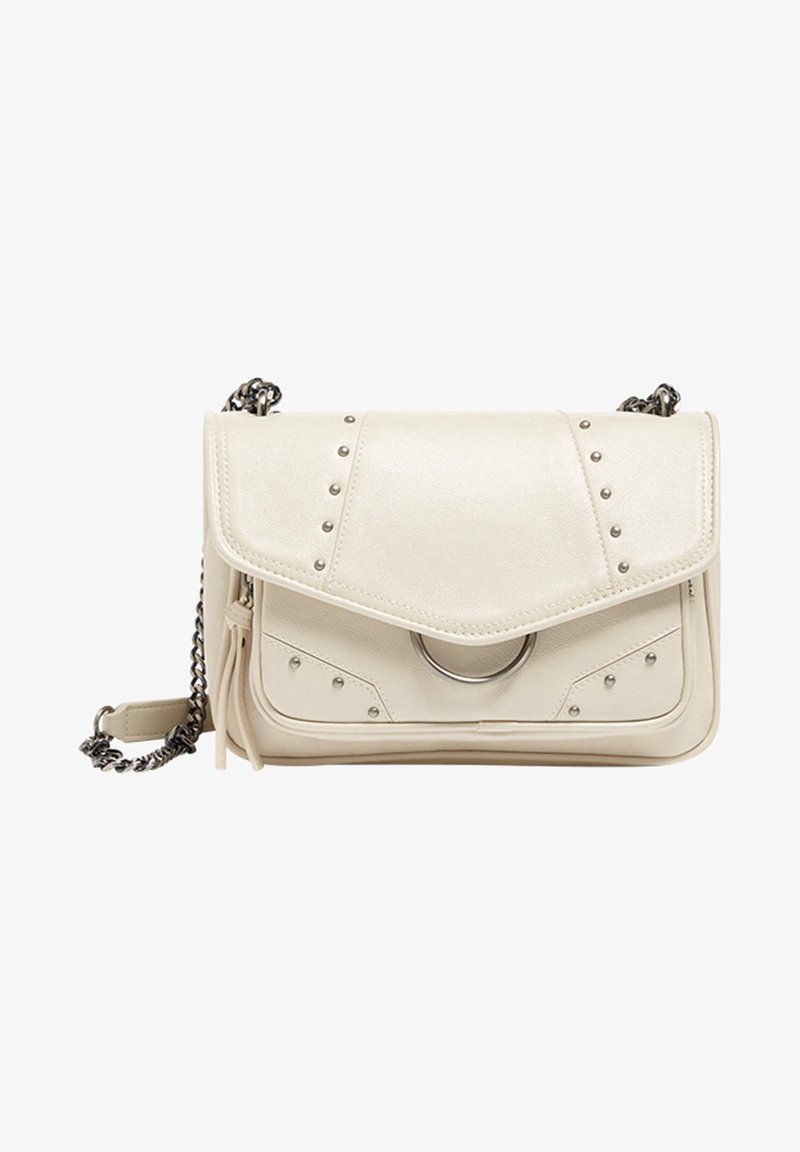 Sac bandoulière en cuir blanc avec clous argentés, rabat avant, détail d’anneau métallique circulaire, et bandoulière chaîne argentée avec coussinet d’épaule en cuir.
