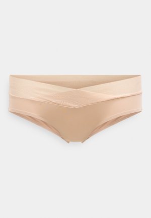 Beżowe damskie bezszwowe majtki z szerokim, skrzyżowanym elastycznym pasem i gładkim przednim materiałem, prezentowane na jednolitym białym tle.