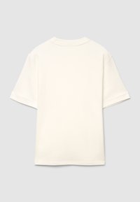 Weißes T-Shirt mit kurzen Ärmeln und Rundhalsausschnitt, aus weichem Stoff gefertigt. Es hat eine lockere Passform und umgeschlagene Ärmelbündchen. Kein Aufdruck oder Muster.