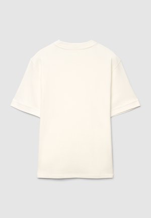 Weißes T-Shirt mit kurzen Ärmeln und Rundhalsausschnitt, aus weichem Stoff gefertigt. Es hat eine lockere Passform und umgeschlagene Ärmelbündchen. Kein Aufdruck oder Muster.