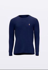 Tumesinine tekstuurse kangaga pikka varrukaga dressipluus, millel on ümara kaelusega ja väike tikandiga logo rinnal.