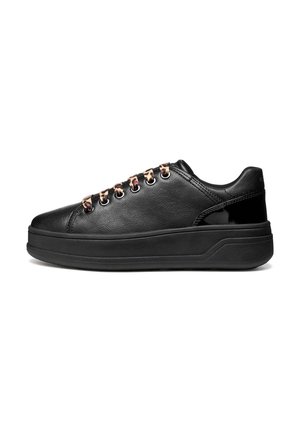 Sneaker nero basso con suola spessa e lacci con stampa leopardata, tomaia in pelle liscia e dettaglio lucido nero sul tallone.