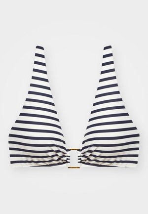 Top de bikini listrado em azul-marinho e branco com formato triangular, apresentando um detalhe em metal dourado na frente e uma textura de tecido suave.