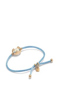 Pulsera de cordón trenzado azul con un cierre en tono dorado, una perla central y un pequeño charm dorado.