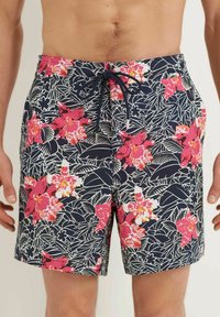 Herren-Badeshorts mit navyblauem Grundton und einem lebhaften floralen Muster in Pink und Weiß, elastischem Bund und Kordelzug.