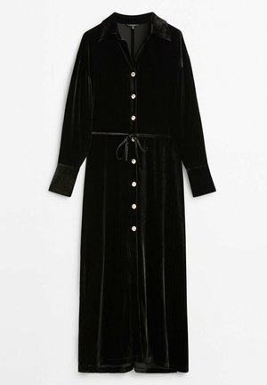 Czarna welurowa suknia maxi z długim rękawem, z przodu zapinana na guziki, z kołnierzykiem, szerokimi mankietami i paskiem wiązanym w talii.