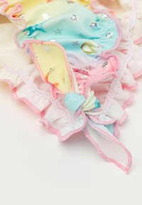 Maillots de bain multicolores avec des teintes pastel, ornés de motifs étoilés et de bords froncés. Matière douce et légère avec un détail de design noué.