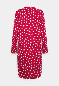 Červené šaty s dlouhými rukávy, zdobené bílými a modrými puntíky. Tkanina se jeví hladká, s kulatým límcem a bočními rozparky.