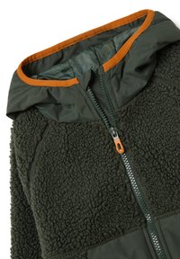 Donkergroen fleece jack met een met oranje afgewerkte capuchon en een frontale rits met een oranje trekker.