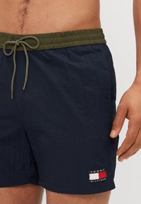 Tommy Hilfiger HERITAGE MEDIUM DRAWSTRING - Shorts da mare - desert sky