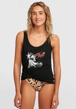 Čierny tielkový top s kruhovým lemom a detailom uzla, zdobený bielym a ružovým obrázkom palmových stromov a strážnej veže. Kombinovaný s oranžovými a čiernymi vzorovanými bikinovými nohavičkami.
