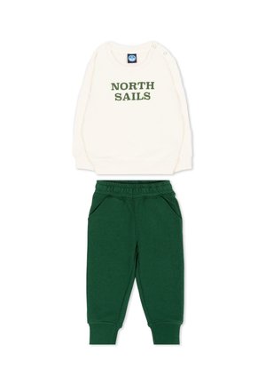 Top crema a manica lunga con testo "NORTH SAILS" e pantaloni a vita elastica verde scuro con tasche e polsini a coste, distesi.