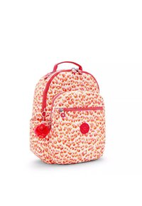 Röd och orange mönstrad ryggsäck med rundad form, som har ett handtag upptill, en framfack med dragkedja och en fluffig röd pom-pom som accent.