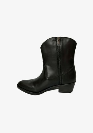 Botín negro de cuero hasta el tobillo con puntera redondeada, cremallera lateral y tacón apilado de 1.5 pulgadas. Diseño elegante con detalles de costura mínimos.