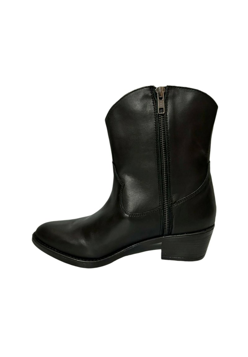 Botín negro de cuero hasta el tobillo con puntera redondeada, cremallera lateral y tacón apilado de 1.5 pulgadas. Diseño elegante con detalles de costura mínimos.
