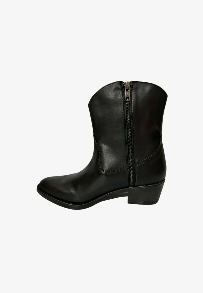 Botín negro de cuero hasta el tobillo con puntera redondeada, cremallera lateral y tacón apilado de 1.5 pulgadas. Diseño elegante con detalles de costura mínimos.