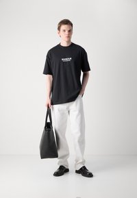 Barbour International FORMULA - T-shirt estampada - black