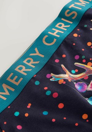 Boxeri de Crăciun cu design nou, cu un fundal întunecat, având buline vibrante și un model cu ren, accentuați de o talie inscripționată cu „MERRY CHRISTMAS”.