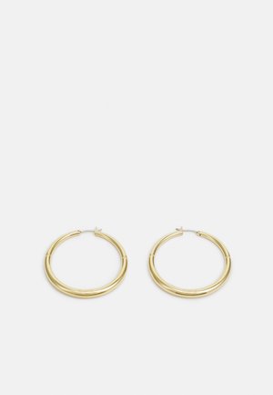 Brincos de argola em ouro com uma superfície lisa e brilhante. Forma circular com um perfil fino e um fecho seguro para o fechamento.