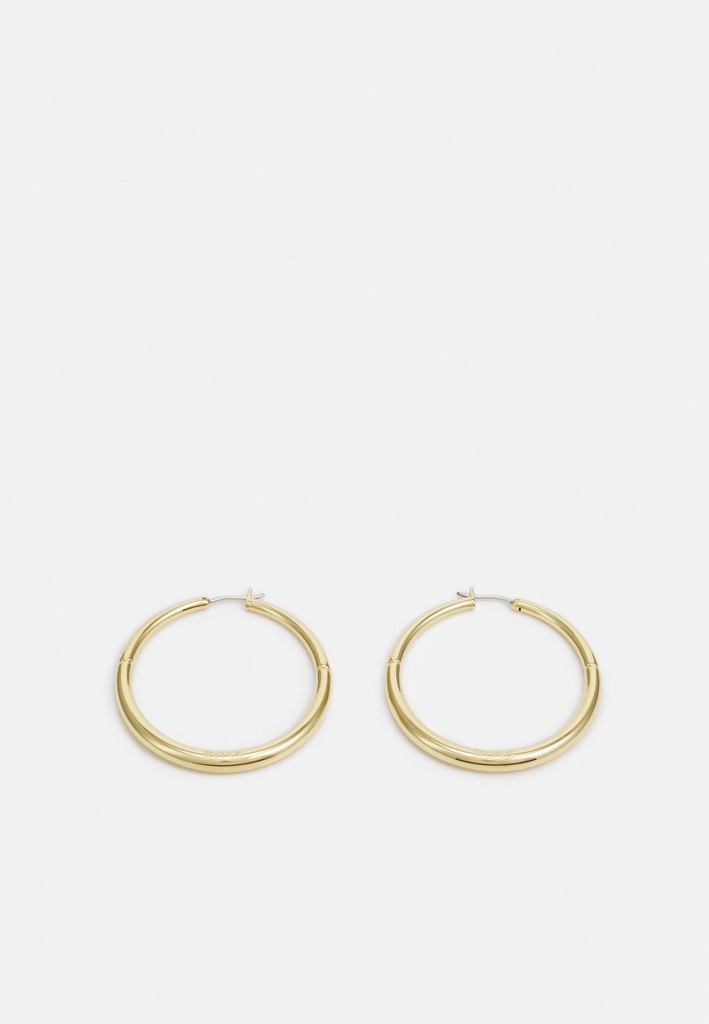 Pendientes de aro de oro con una superficie lisa y brillante. Forma circular con un perfil delgado y un cierre seguro.