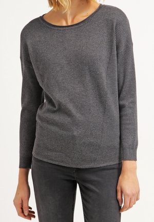 Pull en tricot gris à manches longues, avec une texture côtelée sur les épaules et un col arrondi. Matière douce et légère.