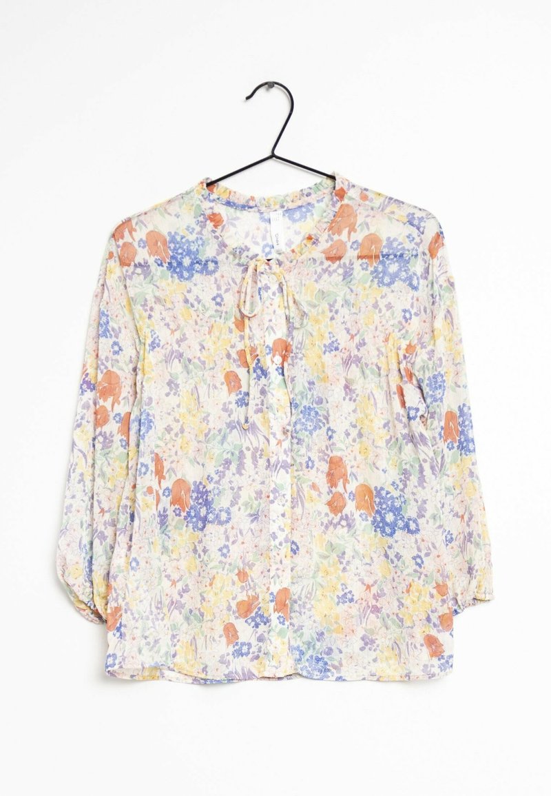 Blusa floreale in tessuto leggero e trasparente con motivi di volpi arancioni e fiori multicolori. Chiusura frontale con bottoni, cravatta al collo e maniche ampie.