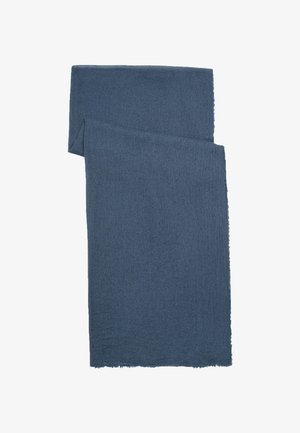 Donkerblauwe zachte stoffen sjaal plat gevouwen met iets uitgerafelde randen op een witte achtergrond.