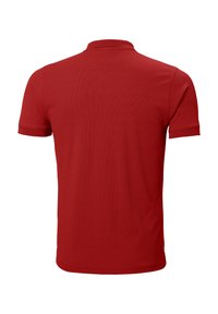 Camisa polo roja de manga corta, con cuello y un tejido texturizado. Presenta un dobladillo recto y no tiene patrones ni acentos visibles.