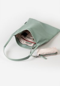Mintgroene leren tote met een gestructureerde binnenkant, ritszakken en een bijpassend klein tasje. Voorzien van twee stevige hengsels voor het dragen.