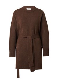 Bruin gebreid sweaterjurk met een ronde halslijn, lange mouwen en een stoffen riem in de taille. Heeft ribgebreide manchetten en zoom.