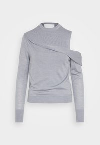 Pull en gris réalisé en tissu doux, avec un design asymétrique unique comprenant une section drapée à l'avant et des manches longues.