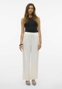 Vero Moda Donji dijelovi trenirke - snow white
