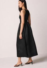 Next RACER MIDI - REGULAR FIT - Festklänning - black