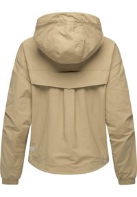 Beige jacka med huva, med en ryggveckdesign, elastiska ärmslut och ett lätt, texturerat tyg. Ingen synlig hårdvara eller dekorationer.