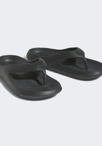 Svarta flip-flops tillverkade av hållbar gummi, med en design med remmar mellan tårna och texturerad yta för grepp och komfort.