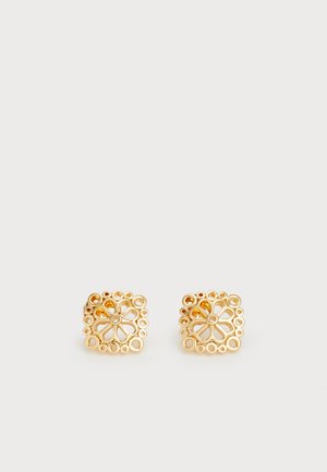 Orecchini a forma di fiore in oro con intricati motivi a taglio e accenti circolari. Texture liscia, design quadrato e aspetto leggero.