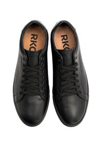 Baskets en cuir noir avec une finition texturée, bout rond et lacets noirs. L'intérieur présente une semelle intérieure beige avec le logo "RKO".