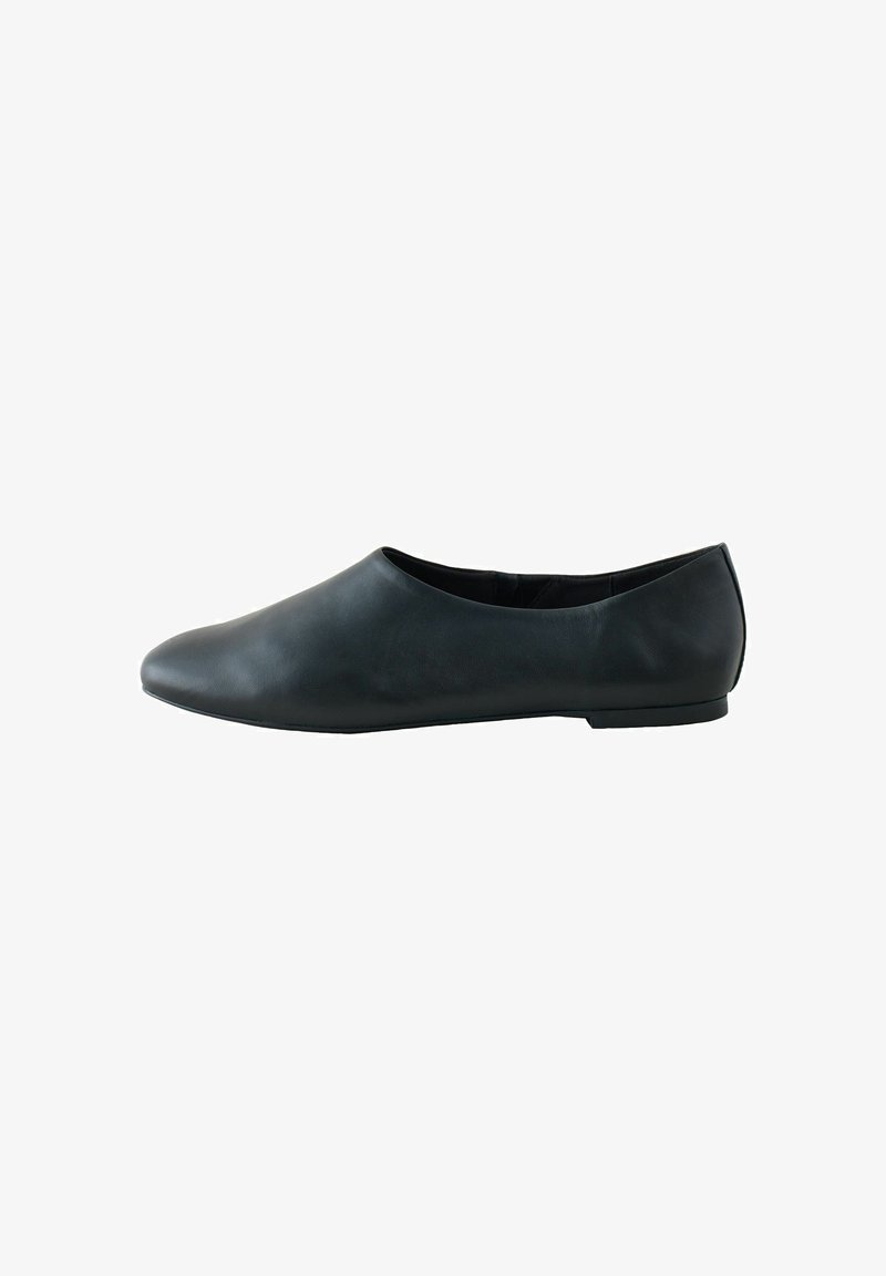 Chaussure plate en cuir noir avec une surface lisse, un bout arrondi et un design minimaliste. Dispose d'un talon bas et d'un matériau doux et flexible.