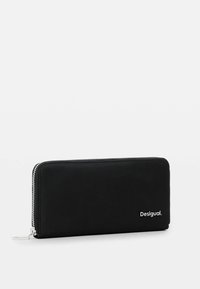 Portafoglio nero con zip, realizzato in materiale liscio, dotato di zip argentata e logo "Desigual." impresso sulla parte anteriore. Forma rettangolare.