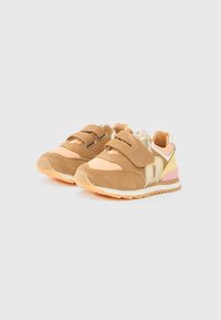 Καφέ σουέτ και διχτυωτά αθλητικά παπούτσια με μπεζ και παστέλ ροζ λεπτομέρειες, με λουράκια Velcro και υφή στη σόλα από καουτσούκ.