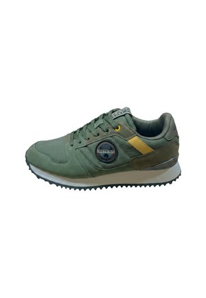 Grüner Sneaker mit niedrigem Schaft, dunkelgrünen Schnürsenkeln, gelbem Streifendetail, rundem Markenpatch an der Seite und weißer Sohle mit schwarzem Profil.