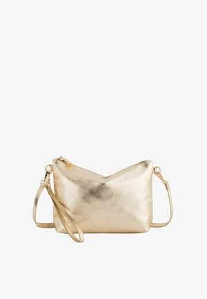 Petit sac à main en cuir métallisé or avec poignées détachables pour poignet et épaule, fermeture zippée sur le dessus, et texture lisse.