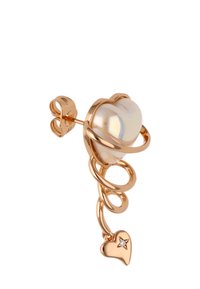 Orecchino in oro rosa con un centro in perla, caratterizzato da un design a spirale e un charm a forma di cuore con un accento a stella. Texture liscia e finitura lucida.