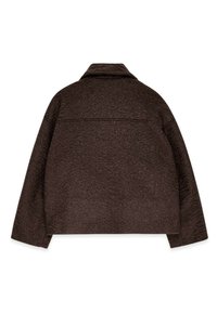 Giacca marrone con texture, colletto, dettagli sulla cucitura posteriore e un fit leggermente oversize. Il tessuto sembra morbido e caldo, adatto per il clima più fresco.