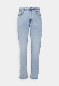 Jeans de tiro alto en azul claro, de pierna recta, con botón frontal, cierre de cremallera y bolsillos delantero y trasero, sobre un fondo blanco.