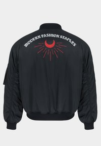 Czarna bomberka z prążkowanymi mankietami i dołem. Na plecach znajduje się czerwony wzór graficzny z napisem „MODERNE ELEMENTY MODY.”