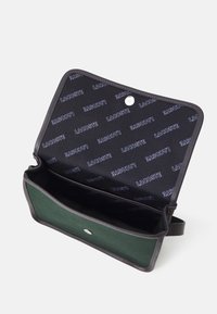 Lacoste FLAP CROSSOVER BAG - Rankinė per petį - dark green