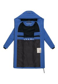 Blauwe gewatteerde jas met een zwarte binnenkant, voorzien van een logo, meerdere zakken en een hoge kraag. Inclusief wasinstructies label aan de binnenkant.