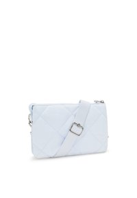 Borsa a tracolla quilted di colore azzurro chiaro con dettagli in metallo argentato, forma rettangolare e tracolla in tessuto regolabile. Chiusura con zip nella parte superiore.
