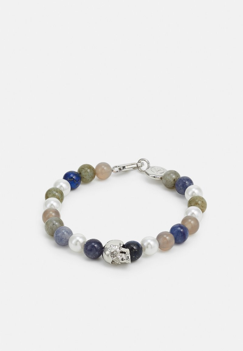 Bracelet avec perles rondes alternées en bleu, vert, beige, blanc nacré, et un pendentif tête de mort en argent central avec fermeture à clip.
